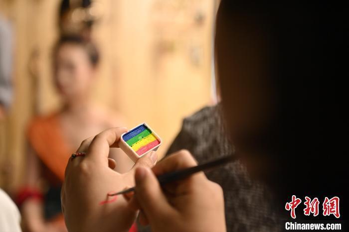 6月6日，在甘肅敦煌青年夜校課程中，青年學(xué)員學(xué)習(xí)敦煌美妝課程。李亞龍 攝　　