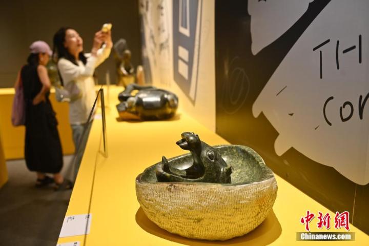 圖為該藝術(shù)展展陳的蛇紋石作品《河馬池》。中新社記者 李亞龍 攝