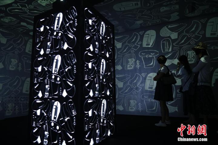 圖為游客參觀藝術(shù)展。中新社記者 李亞龍 攝