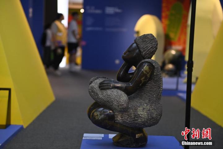 圖為游客參觀藝術(shù)展。中新社記者 李亞龍 攝</p>
<p>