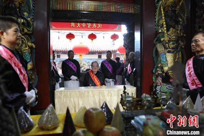 6月21日，“2024(甲辰年)兩岸共祭人文始祖伏羲典禮”在臺灣新北舉行。擔(dān)任主祭官的先嗇宮董事長、中國國民黨前秘書長李乾龍(中)出席典禮并擔(dān)任主祭官。中新社記者 張曉曦 攝