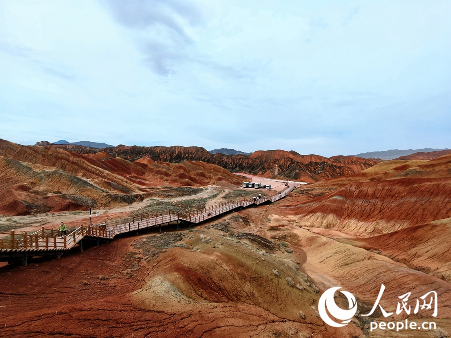  雨后的七彩丹霞，顏色格外艷麗。人民網(wǎng) 黃津曉虎攝