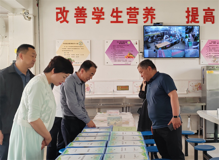 市紀(jì)委監(jiān)委扎實推動開展群眾身邊腐敗和作風(fēng)問題集中整治工作，圖為市紀(jì)委監(jiān)委派駐市教育局紀(jì)檢監(jiān)察組在白銀區(qū)開展“中小學(xué)校園食品安全和膳食經(jīng)費管理”集中整治工作開展情況督查.jpg