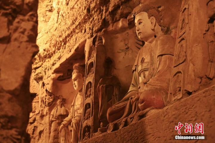 7月15日，甘肅省平涼市涇川縣百里石窟長廊中的王母宮石窟造像。百里石窟長廊位于涇川縣境內，由512個石窟、5眼窟中石井組成，現(xiàn)存王母宮石窟、鳳凰山石窟、南石窟寺、丈八寺石窟、羅漢洞石窟、太山寺石窟等規(guī)模較大的石窟群，還有數量眾多的小石窟群。王母宮石窟又名千佛洞，該窟設計宏大，造像生動，窟內擁有造像數百尊，是較為珍貴的佛教文化歷史遺存。中新社記者 李亞龍 攝</p>
<p>