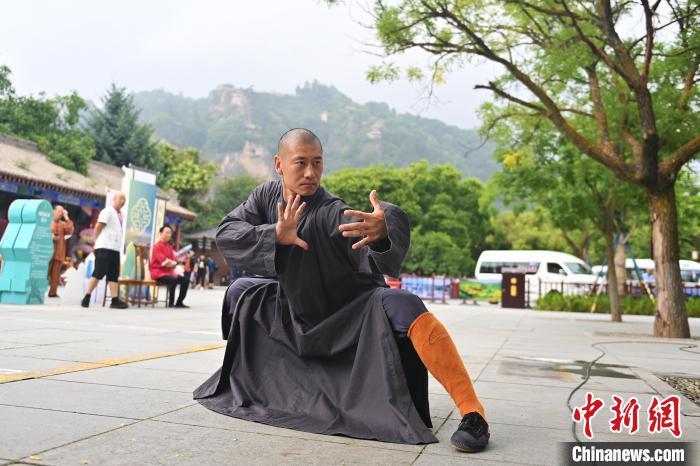 7月14日，甘肅省平?jīng)鍪嗅轻忌骄皡^(qū)內(nèi)，嵩山少林弟子展示武藝。7月13日至14日，“2024年北京體育大學(xué)第十五屆國際武術(shù)比賽交流大會暨首屆崆峒山國際武術(shù)大會”舉行，大會也在崆峒山景區(qū)進(jìn)行問道崆峒、武術(shù)高級研修班、崆峒拜師等系列活動(dòng)。中新社記者 李亞龍 攝</p>
<p>