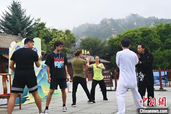 7月14日，甘肅省平?jīng)鍪嗅轻忌骄皡^(qū)內(nèi)，外籍武術(shù)愛好者學(xué)習(xí)崆峒派武術(shù)。7月13日至14日，“2024年北京體育大學(xué)第十五屆國際武術(shù)比賽交流大會暨首屆崆峒山國際武術(shù)大會”舉行，大會也在崆峒山景區(qū)進(jìn)行問道崆峒、武術(shù)高級研修班、崆峒拜師等系列活動(dòng)。中新社記者 李亞龍 攝</p>
<p>