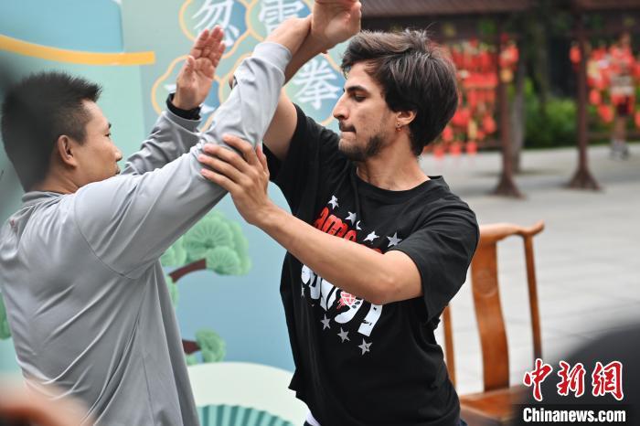 7月14日，甘肅省平?jīng)鍪嗅轻忌骄皡^(qū)內(nèi)，外籍武術(shù)愛好者(右)進(jìn)行忽雷太極拳切磋。7月13日至14日，“2024年北京體育大學(xué)第十五屆國際武術(shù)比賽交流大會暨首屆崆峒山國際武術(shù)大會”舉行，大會也在崆峒山景區(qū)進(jìn)行問道崆峒、武術(shù)高級研修班、崆峒拜師等系列活動(dòng)。中新社記者 李亞龍 攝</p>
<p>