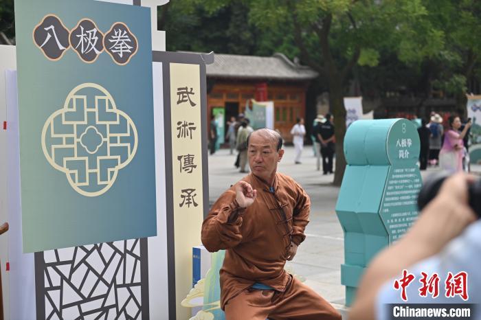 7月14日，甘肅省平?jīng)鍪嗅轻忌骄皡^(qū)內(nèi)，八極拳傳承人展示八極拳。7月13日至14日，“2024年北京體育大學(xué)第十五屆國際武術(shù)比賽交流大會暨首屆崆峒山國際武術(shù)大會”舉行，大會也在崆峒山景區(qū)進(jìn)行問道崆峒、武術(shù)高級研修班、崆峒拜師等系列活動(dòng)。中新社記者 李亞龍 攝</p>
<p>