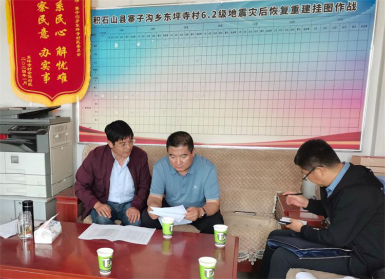 州縣紀(jì)委監(jiān)委機(jī)關(guān)聯(lián)合督查組對(duì)下沉干部 、駐村干部 、包村組長(zhǎng)、村干部 “四級(jí)”干部履職到崗情況，以及工作日志和民情臺(tái)賬、訴求臺(tái)賬進(jìn)行日常監(jiān)督檢查，壓實(shí)工作責(zé)任。.jpg