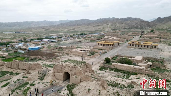 7月13日，位于山丹漢明長城遺址里的硤口古城。(無人機(jī)圖片) 　九美旦增 攝