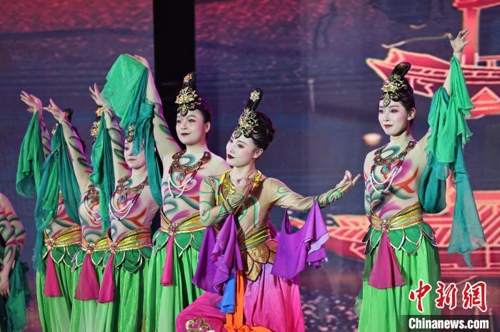 7月19日晚，第五屆黃河之濱文藝展演在蘭州體育文化廣場開幕。圖為開幕式演出敦煌舞蹈。張曦予 攝