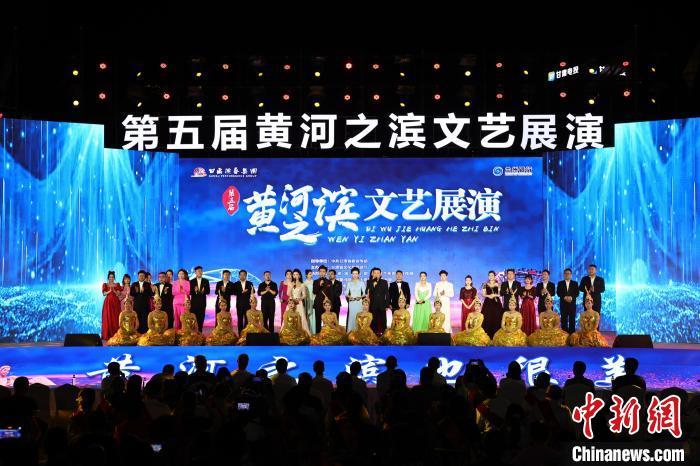 7月19日晚，第五屆黃河之濱文藝展演在蘭州體育文化廣場開幕。張曦予 攝