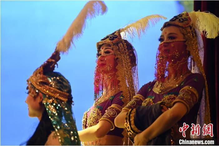 7月18日晚，中國經(jīng)典舞劇《絲路花雨》在甘肅蘭州黃河劇院進(jìn)行演出。中國經(jīng)典舞劇《絲路花雨》迎來45周年，7月17日-8月4日在蘭州開啟為期多天的駐場演出。該舞劇取材于敦煌莫高窟壁畫，集中國霓裳羽衣舞、敦煌舞、印度舞、黑巾舞、波斯馬鈴舞等于一身，自1979年演出至今，該劇先后在40多個國家和地區(qū)演出近4000場，觀眾550多萬人次。中新社記者 李亞龍 攝</p>
<p>