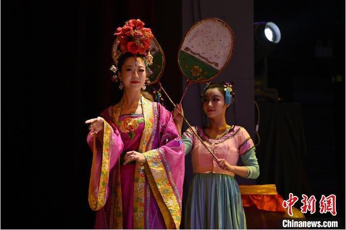 7月18日晚，中國經(jīng)典舞劇《絲路花雨》在甘肅蘭州黃河劇院進(jìn)行演出。中國經(jīng)典舞劇《絲路花雨》迎來45周年，7月17日-8月4日在蘭州開啟為期多天的駐場演出。該舞劇取材于敦煌莫高窟壁畫，集中國霓裳羽衣舞、敦煌舞、印度舞、黑巾舞、波斯馬鈴舞等于一身，自1979年演出至今，該劇先后在40多個國家和地區(qū)演出近4000場，觀眾550多萬人次。中新社記者 李亞龍 攝</p>
<p>