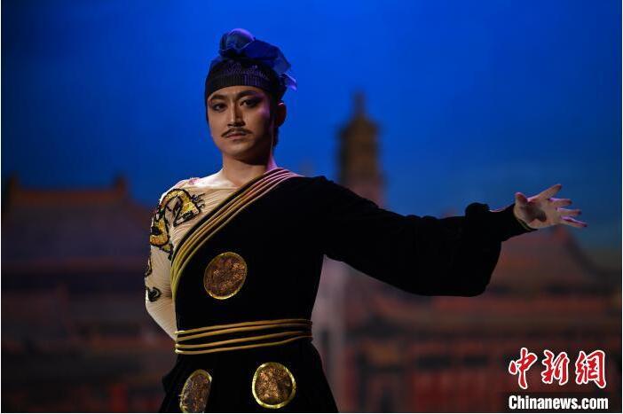 7月18日晚，中國經(jīng)典舞劇《絲路花雨》在甘肅蘭州黃河劇院進(jìn)行演出。中國經(jīng)典舞劇《絲路花雨》迎來45周年，7月17日-8月4日在蘭州開啟為期多天的駐場演出。該舞劇取材于敦煌莫高窟壁畫，集中國霓裳羽衣舞、敦煌舞、印度舞、黑巾舞、波斯馬鈴舞等于一身，自1979年演出至今，該劇先后在40多個國家和地區(qū)演出近4000場，觀眾550多萬人次。中新社記者 李亞龍 攝