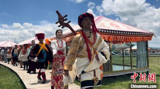 2024年6月，甘肅甘南藏族自治州上演藏服時(shí)裝秀。(資料圖)高瑩 攝