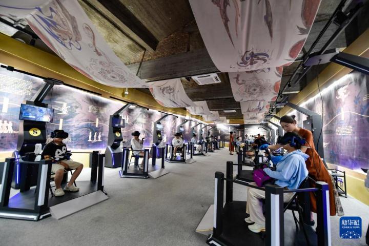 7月22日，游客線下體驗(yàn)“尋境敦煌——數(shù)字敦煌沉浸展”。新華社記者 郎兵兵 攝</p>
<p>