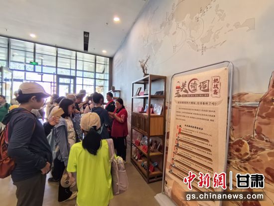 近日，玉門關(guān)遺址景區(qū)開啟了一場精彩紛呈的玉關(guān)詩詞挑戰(zhàn)賽，吸引眾多游人參與其中。玉門關(guān)遺址景區(qū)供圖