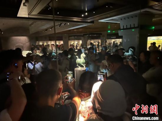 8月17日至23日，“濃濃民族情 兩岸一家親”臺灣同胞參訪團甘肅行交流活動在甘肅展開。圖為臺胞參觀甘肅省博物館。中新社記者 閆姣 攝