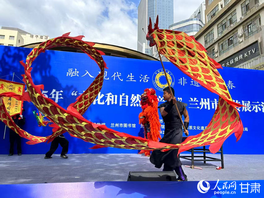 柴宗峰在2025年“文化和自然遺產(chǎn)日”蘭州市非遺宣傳展示活動中表演舞獅。人民網(wǎng)記者 焦隆攝