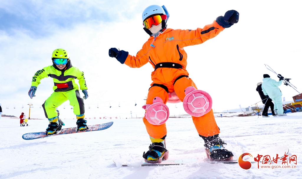 新春走基層·隴拍客丨張掖：滑雪場(chǎng)上強(qiáng)健體魄